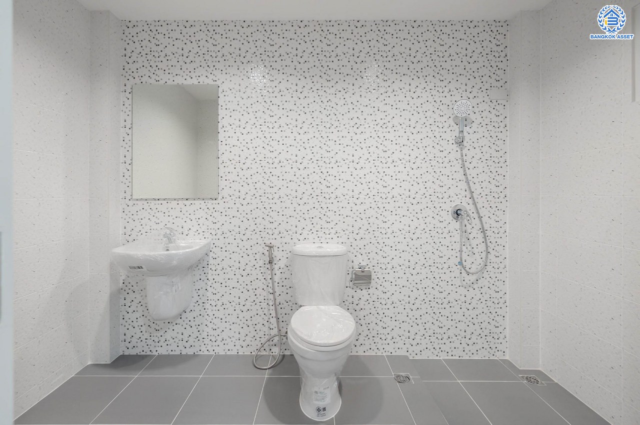 บ้านมือสองตกแต่งใหม่ โครงการ กฤษดานคร18 พุทธมณฑลสาย3 เนื้อที่ 74 ตร.ว. บนพื้นที่ใช้สอย 158.9 ตร.ม. อีกระดับของฟังก์ชัน 4 ห้องนอน 3 ห้องน้ำ จอดรถได้ 2 คัน พร้อม 1 ห้องอเนกประสงค์สุด Private ที่สามารถปรับการใช้งานได้หลากหลาย บนทำเลศักยภาพเชื่อมต่อหลายเส้นทาง ใกล้เซ็นทรัลปิ่นเกล้า ม.มหิดล และทางด่วน "ศรีรัช"